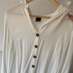 Vit Blus/Skjorta - Säljer pga att den inte passar och att min stil ändrats. Detta är en väldigt mjuk blus/skjorta ifrån ginatricot i storlek 34, den är typ S. Super snygg till ett par jeans eller kostymbyxor. Säljer den för 70kr + frakt.🌸✨💕 