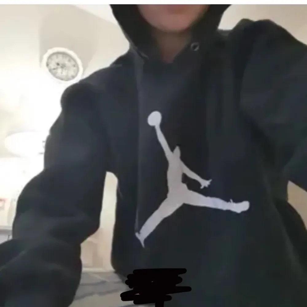Säljer denna skitsnygga hoodie från Jordan köpt här på Plick. Enda skillnaden från första bilden är att min hoodie har snörena i💕. Tröjor & Koftor.