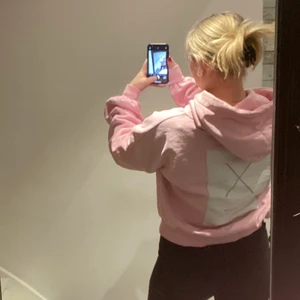 Nakd x Danny Saucedo huddy  - Jättefin huddy ifrån Danny saucedos kollektion med nakd, bara använd ett fåtal gånger. Jätte snyggt tryck på baksidan med längre band och puff armar i storlek S. Paketet skickas med PostNord skicka lätt men frakt ingår ej i priset.