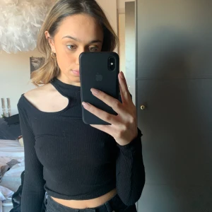 Nakd - Söt topp som enbart är använd några gånger och är i storlek  Hör av er om ni har några frågor eller vill ha fler bilder💞