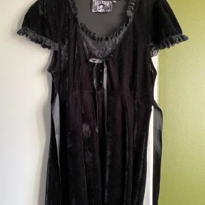 Jättevacker svart klänning med spets! - Extremt vacker klänning från killstar i velvet material! Spetsen har lossnat lite vid armhålan men tror set går att fixa med typ ett stygn. Storleken är XL men passar normalt på mig som har S