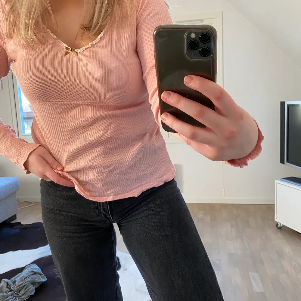 Säljer min rosa oddmolly tröja i storlek 2 (s/m). Tröjan är enbart använd någon gång eftersom den var för stor redan innan jag köpte den. Självklart äkta! Köparen står för frakten eller mötes i Lund!💕. Skjortor.