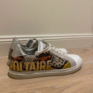 Zadig & Voltaire skor - Zadig & Voltaire skor köpa i New York. Säljer pga av att de är försmå. Skorna är använda men de är fortfarande i bra skick. Storlek 38. Pris: 1500kr 