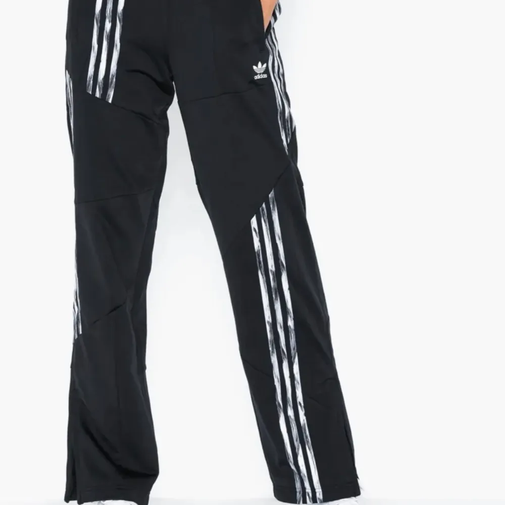 Skitsnygga trackpants från adidas! De är använda typ en och kommer därför inte till användning så mycket som jag trodde de skulle. Nypris 900kr. De är justerbara i midjan samt att de är en dragkedja mera vid foten, se bild 2. priset inkluderar frakten 🥰 passar även 36 . Jeans & Byxor.