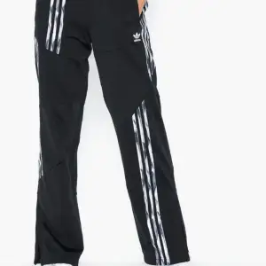 Skitsnygga trackpants från adidas! De är använda typ en och kommer därför inte till användning så mycket som jag trodde de skulle. Nypris 900kr. De är justerbara i midjan samt att de är en dragkedja mera vid foten, se bild 2. priset inkluderar frakten 🥰 passar även 36 