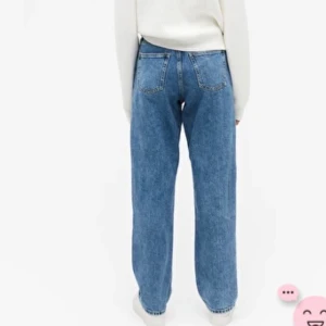 Taiki straight leg jeans 27 - (Tredje bilden är lånad) Taiki straight leg jeans från Monki!❤️ Säljer då de inte används tillräckligt mycket. Strl 27 och är i bra skick. Meddela för mer info/bilder💓 Köparen står för frakten! 
