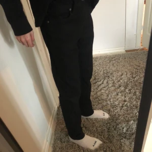 Svarta jeans - Ett par svarta H&M jeans. Ser som nya ut. Passform slim.
