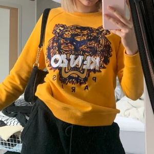 Kenzo tröja  - Säljer min kenzo sweatshirt då den inte riktigt är min stil. Mycket bra skick då den knappt är använd! Storlek XS men passar mig som normalt har S-M också. Köpt för 225 euro i Paris, vilket motsvarar ca 2 290kr. Säljer för 500 kr, men priset kan diskuteras! Skriv vid intresse eller vid ev frågor!💛