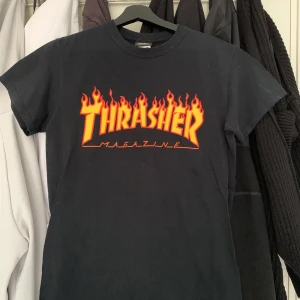Thrasher tröja  - Säljer pga att den inte kommer till användning. Använt ett par fåtal gånger och den är i bra skick! Skriv om ni har några frågor!💞