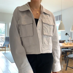 Jacka - Suuuperfin cremevit/beige jacka, verkligen perfekt nu till våren! Inköpt på HM för ca 1 år sen och endast använd ett fåtal gånger. Säljer pga har en liknande🤎🤎 lite skrynklig på bilden men kan självklart stryka vid köp!!