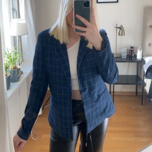 Blazer från Nakd! 🙏🏼 - Blå rutig blazer från nakd i bra skick, använd cirka 2 gånger! Strl 38 men en 36 skulle passa i den! Fin till vardag men även fest! 💋