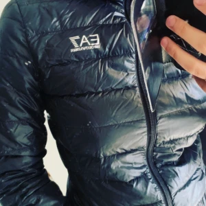 Armani jacka  - Storlek M sitter som S  Knappt använd Köpt för 1500 säljer för 700 (Jag är 168cm och brukar ha storlek M  Den sitter bra vid ärmarna men är lite tight vid bröstet )