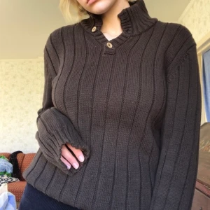 Så härlig brun tjocktröja! - Så härlig brun tjocktröja med unik krage! Fint skick! FRI FRAKT :)