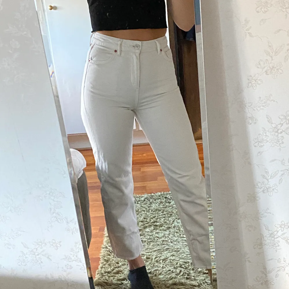 Trendiga vita mom jeans från Urban outfitters. Säljer då de är lite små på mig som är 170 cm lång🤎. Jeans & Byxor.