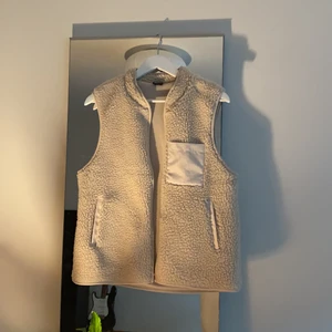 Fleeceväst - Superfin fleeceväst från Gina, använd en gång! Kommer ej till användning tyvärr, köparen står för frakt 66kr ‼️❤️