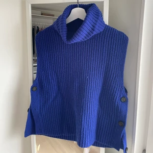 Stickad tröja från Arket  - Jättefin blå stickad väst med hög krage, den är använd endast två gånger sen 2019! 💙 det är knappar på sidan som man kan knäppa eller låta va. Köpt för 1000kr, kom gärna med rimliga bud! 