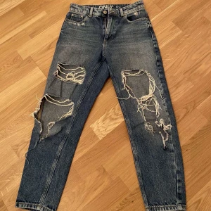 jeans från Only - köpta på vero moda, lite kortare modell, passar xs, massa hål o slitningar