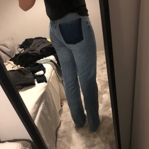 Patch jeans - Skitsnygga mellanblåa jeans, från Zara, men en ficka är borta vilket gör de så snygga. Bra skick, knappt använda. Strl 36! Bud börjar på 250