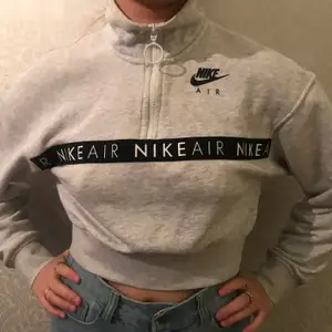 snygg sweatshirt i bra skick från Nike. säljer pga kommer ej till användning, xs men kan även användas av S 
