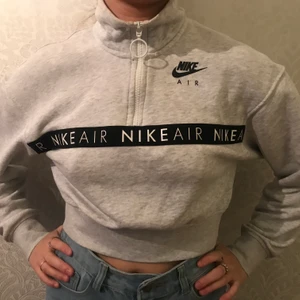 nike air sweatshirt - snygg sweatshirt i bra skick från Nike. säljer pga kommer ej till användning, xs men kan även användas av S 