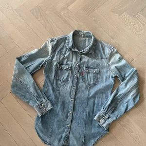 Levi’s jeansskjorta - Säljer min superfina Levis jeansskjorta. Den är i storlek S. Frakt ingår i priset. 