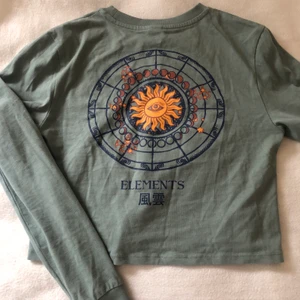 Urban outfitters tröja - Tröja från Urban outfitters, långärmad t-shirt. Knappt använd. Jättefin grön färg med coolt tryck. 130kr + frakt💓