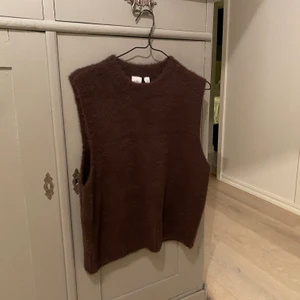 Brun väst - Brun fluffig väst i strl 34. Superfin över skjorta eller tshirt. Oanvänd. Frakt tillkommer (60kr)