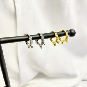 Örhänhen med nitar  - Supersnygga örhängen, finns i både silver och guld! 69kr/paret @tinsel.uf på instagram för mer! 🥰 ❗️silver är slut ❗️