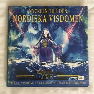 Säljer nu min älskade bok nyckeln till den nordiska visdomen! Helt fantastisk bok om örtläkekonst, runmagi, spå i runor, nordisk mytologi och magick! För dig som är intresserad av att lära dig utöva magi och häxkonst. Väldigt bra skick. Möts helst upp i Stockholm för att undvika strul med frakt.