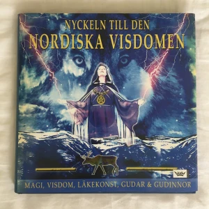 Nordiska Visdomen bok - Säljer nu min älskade bok nyckeln till den nordiska visdomen! Helt fantastisk bok om örtläkekonst, runmagi, spå i runor, nordisk mytologi och magick! För dig som är intresserad av att lära dig utöva magi och häxkonst. Väldigt bra skick. Möts helst upp i Stockholm för att undvika strul med frakt.