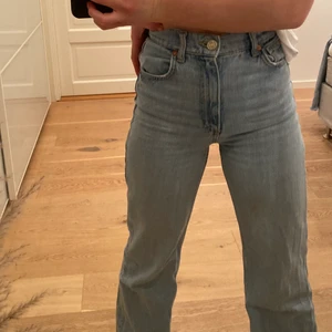 Jeans - Fina jeans från Zara, storlek 32💙 köpta i somras men sparsamt använda! Passar i längden för mig som är ca 160 cm💙 250kr