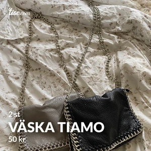 Väska- Tiamo -  Två stycken väskor ifrån Tiamo, fint skick.  En svart & en grå/ beige.  50kr/ styck ✨✨ Köparen betalar frakt 🚚 📦