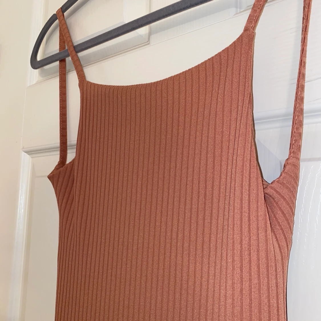 Lång klänning med öppen rygg - 91