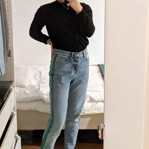 bikbok jeans med grön detalj! Coola, knappt använda. Jag är 167 cm lång. Nypris 599 kr