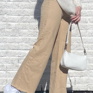 Monki Jeans Yoko - Yoko jeans strl 24 (ungefär 32). Säljer pga att jag tröttnade på dom. De är klippta så blir lite kortare i benen än vanliga Yokos. Säljer för 200kr + 50kr frakt