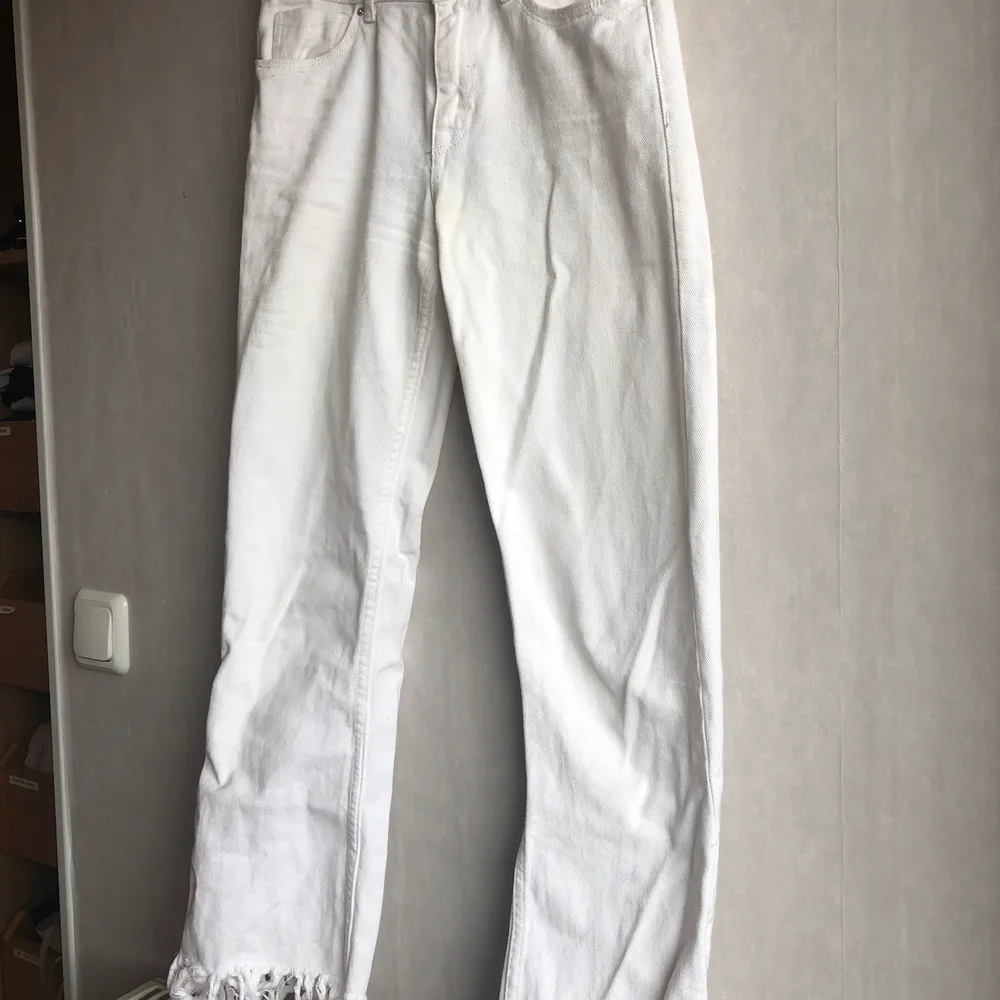 Trendiga jeans från Zara som är ribbade längst ner. Jag kan frakta, blir exklusive frakt eller mötas vid stockholmsområdet!. Jeans & Byxor.