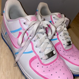 Nike airforce.  - Köpte helt nya av en tjej som målade dom men dom var lite stora för mig därav säljer jag nu dom. ☺️💜Strl 38/39. Buda i kommentarerna eller till mig privat, om bud ej ändrats inom 2 dagar så säljer jag dom för de som budet är på. Vid frågor är det bara att kontakta mig!!☺️☺️.                                                              HÖGSTA BUD: 400kr