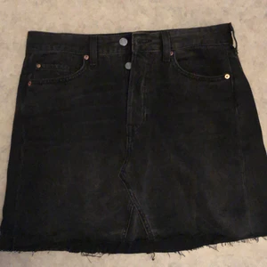 Kjol  - En kjol som är oanvänd och är i bra skick. Strl S/M. Sitter jätte bra och det framhäver din rumpa.