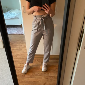 Grå kostymbyxor HM strl 36 - Grå byxor i ett svalt kostymtyg, ankellånga, fyra år gamla, väldigt bra skick. Jag är 165 lång!💘