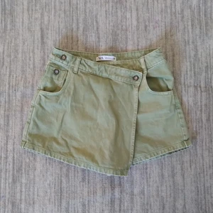 Söt skort från Zara - Ljusgrön shortskjol i strl. M/38. Endast använd en gång.