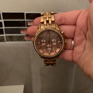 Klocka  - Den kräver nya batterier men är i mycket bra skick med plast på baksidan av uret. Det tillkommer även delar till klockan som man kan justera storleken med. 