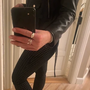 Byxor - Skit coola byxor från HM, frakt=79kr 🙌🏼😃 aldrig använda! Storlek 36. Svarta med vita ränder. Mötas upp-70kr