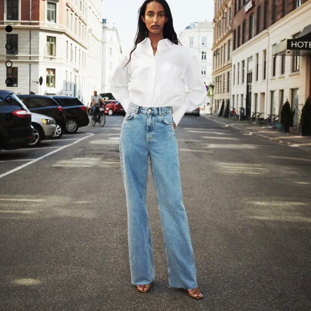 Nästintill nya jeans från Zara. Långa på mig som är 170 cm. Säljer då de är för stora. Storlek 36, slutsålda på hemsidan.💞. Jeans & Byxor.