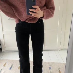 Svarta vintage jeans - Ett par svarta vintage jeans i manchester material från isch 80-talet. Snygga, raka och bra längd!