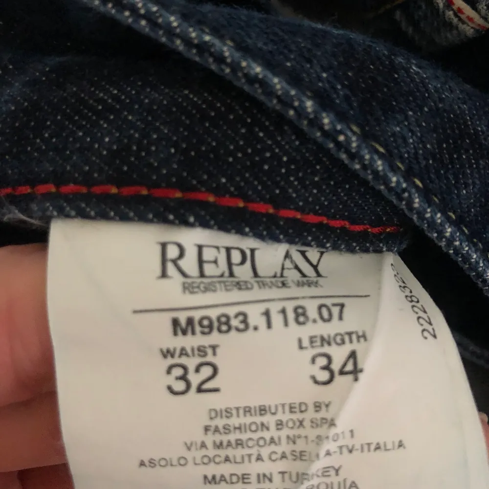 Säljer mina raka jeans från Replay! Säljer då dom är alldeles för små för mig o lite för korta på mig som är 177cm. Hyfsat lågmidjade men as snygg mörk jeansblå färg!😊 Skriv privat för fler bilder!💕. Jeans & Byxor.
