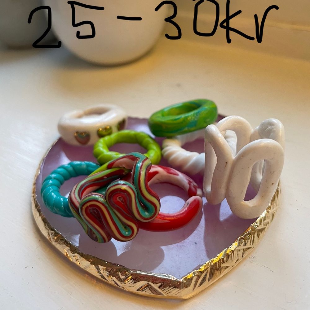 Superfina ringar som finns i alla olika designerđ Du kan Ă€ven skicka bilder till mig pĂ„ en design du vill ha.âșïž De ringarna som Ă€r gjorda i lera kostar 25kr, och 30kr med lack (alla pĂ„ bilden Ă€r lackade).đ Priset blir lĂ€gre desto fler ringar du bestĂ€llerâșïžđ FINNS I ALLA STORLEKAR!. Ăvrigt.