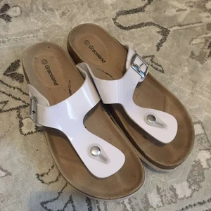 Ett par sandaler  - Ett par sandaler för 100kr