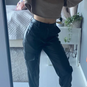 Skinnbyxor med fickor på benen från Zara  - Supersnygga skinnbyxor från Zara med stora fickor på benen! Storlek XS men passar även S! Skriv till mig för fler bilder💕 buuuda i kommentarerna 