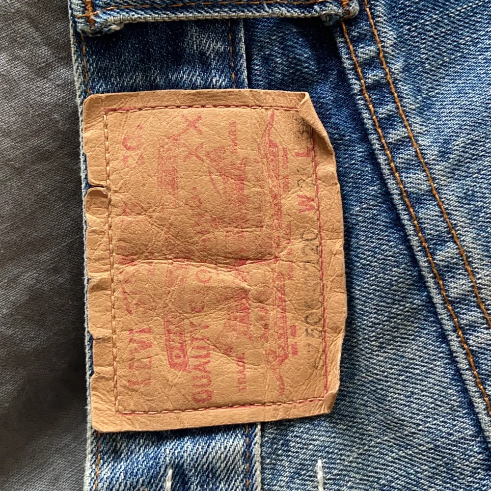 Vintage Levis jeans från 1995 LVC. Ordinarie pris ca 2700. De är lite tajta med töjer sig efter ett tag. Använda runt 15 gånger, bra skick. Ni kan buda i kommentarerna eller skriva till mig privat. Priset börjar på 800kr. Frakt står köparen för, ingen retur.. Jeans & Byxor.