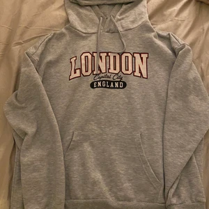 Hoddie  - Jätte bekväm hoddie med ludd på insidan. Den har en ganska så stor luva med snören. Den har en stor och rymlig ficka på framsidan.